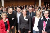 Greifen bei der 13. Gewässerkonferenz in Detmold aktuelle Fragen rund um die Wasserwirtschaft auf (v.l.): Birgit Rehsies (Bezirksregierung), Dr. Michael Seidel (Hochschule Magdeburg-Stendal), Tobias Gaul (Bezirksregierung), Landwirtin Anna Luetgebrüne, Jens Schatz (Leineverband), Eva-Maria Drömer (LANUV) und Regierungspräsidentin Marianne Thomann-Stahl. © Bezirksregierung Detmold