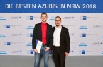 Bildunterschrift: Timo Wilberg (l.) und Ausbilder Alexander Wirth (r.) freuen sich über die Ehrung der IHK.