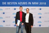 Bildunterschrift: Timo Wilberg (l.) und Ausbilder Alexander Wirth (r.) freuen sich über die Ehrung der IHK.
