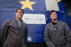 John (l.) und Alessandro haben soeben das Zuglaufschild angebracht. Die Neugestaltung des Jugendwaggons wurde durch das Bundesministerium für Familie, Senioren, Frauen und Jugend im Rahmen des Bundesprogramms „Demokratie leben!" gefördert.