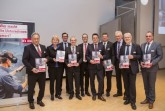 Übergabe ausgewählter Förderbescheide an die stellvertretenden Unternehmen aus den Projektkonsortien (v. l. n. r.): Wolfgang Wiele, Geschäftsführer KEB Automation, Prof. Dr. Ingeborg Schramm-Wölk, Präsidentin Fachhochschule Bielefeld und Vorsitzende Campus, Steffen Bersch, Vorstandsmitglied GEA, Prof. Dr. Holger Borcherding, Leiter Innovation Lenze, Günter Korder, Geschäftsführer it´s OWL Clustermanagement, Dr. Stefan Breit, Geschäftsführer, Jörg Timmermann, Vorstandssprecher Weidmüller, Prof. Dr. Jürgen Gausemeier, Vorsitzender Clusterboard it´s OWL, Wolfgang Nettelstroth, IG Metall Nordrhein-Westfalen und Horst Rose, Vorstand Denios. © it’s OWL