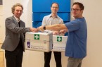 Michael Kohlmeyer (links) und Jan Groneberg (Mitte) nahmen die Spende von Dr. Andreas Elsner (rechts) entgegen.