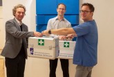 Michael Kohlmeyer (links) und Jan Groneberg (Mitte) nahmen die Spende von Dr. Andreas Elsner (rechts) entgegen.