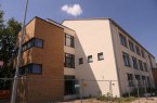 Außenansicht „Haus der Bildung“ (Gebäude aus den 1960er Jahren wurde 2018 energetisch saniert)