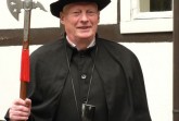 Klaus Gottenströter führt im traditionellen Gewand des Nachtwächters durch das abendliche Gütersloh. (Foto: Gütersloh Marketing GmbH)
