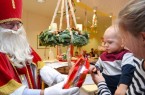 Noch etwas skeptisch, der Blick auf das Geschenk von dem großen Mann mit Bart: Der Nikolaus hatte für alle kleinen Patienten in der Kinderklinik eine kleine Überraschung mitgebracht.
