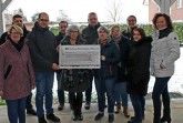 Viktor Engelke und Ursula Stienen nehmen den Scheck von den Organisatoren des Festes entgegen. (v.l.: Anne Schlenger, Adrian Sieweke, Viktor Engelke, Willi Kutowski, Ursula Stienen, Markus Schlenger, Steffi Kutowski, Sabrina Sieweke, Dietmar Lübbers, Anna Kutowski, Silvia Stampke) (© Lebenshilfe Kreisverband Paderborn e.V.)