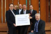 Gute Nachricht von der Bezirksregierung: Regierungspräsidentin Marianne Thomann-Stahl übergab persönlich den Förderbescheid an Bürgermeisterin Susanne Mittag, Projektkoordinator Jörg Möllenbrock, Bürgermeister Henning Schulz und Bürgermeister Michael Meyer-Hermann (v.l.). Begleitet wurde sie von Niels Hartmann, bei der Bezirksregierung zuständig für die Bereiche ländliche Entwicklung, Bodenordnung (r.).