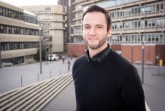 Freut sich über die Auszeichnung der Fakultät für Wirtschaftswissenschaften: Dominik Gutt. © Universität Paderborn