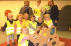 Finden die neuen Warnwesten klasse: v.l.n.r. Beate Lepper (Leiterin Ev. Kindergarten Spradow), Annette Lüer (Verkehrsplanerin Stadt Bünde), Nadine Steenberg (Mobilitätsbeauftragte Kreis Herford) und Kinder des Ev. Kindergartens Spradow (v.l.n.r.) © Stadt Bünde
