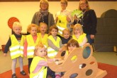 Finden die neuen Warnwesten klasse: v.l.n.r. Beate Lepper (Leiterin Ev. Kindergarten Spradow), Annette Lüer (Verkehrsplanerin Stadt Bünde), Nadine Steenberg (Mobilitätsbeauftragte Kreis Herford) und Kinder des Ev. Kindergartens Spradow (v.l.n.r.) © Stadt Bünde