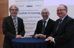 Hans Feuß, Vorsitzender des Kreissportbundes Gütersloh, Rüdiger Bockhorst, Senior Projektmanager Reinhard Mohn Stiftung, und Frank Spannuth, Sportdezernent bei der Bezirksregierung Detmold, freuen sich über die Verlängerung des Projekts „Qualität im Ganztag“ bis 2022. Copyright: © Kreissportbund Gütersloh