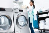 Viel Platz für Wäsche auf kleinem Raum: Eine Waschmaschine und ein Trockner aus der neuen Generation „Kleine Riesen“. Auf jeweils einem halben Quadratmeter sorgen sie schon innerhalb von 49 Minuten für saubere und in 38 Minuten für trockene Wäsche. Zum ersten Mal sind diese Geräte live während der Internorga 2019 in Hamburg zu sehen.Foto: Miele