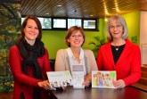 Viele der Seminare im Haus Neuland in Bielefeld sind als Bildungsurlaub anerkannt. Die Pädagoginnen Nadja Bilstein, Carola Brindöpke und Monika Hansel (von links) präsentieren die Jahresprogramme Bildungsbereiche

pädagogische Weiterbildungen im Kita-Bereich. für die drei großen Politische Seminare,Fortbildungen Foto: Haus Neuland