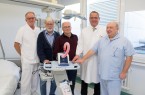 Der Vorsitzende des Fördervereins Hans Thiet (2. v. l.) und sein Stellvertreter Wilfried Hausmann (3. v. l.) übergaben das neue Sauerstofftherapiegerät an das Team der Intensivstation (v. l.): Uli Drewes, Teamleiter Pflege, Dr. Thomas Köhler, Chefarzt Innere Medizin, und Martin Franke, Leiter der Intensivmedizin.