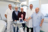 Der Vorsitzende des Fördervereins Hans Thiet (2. v. l.) und sein Stellvertreter Wilfried Hausmann (3. v. l.) übergaben das neue Sauerstofftherapiegerät an das Team der Intensivstation (v. l.): Uli Drewes, Teamleiter Pflege, Dr. Thomas Köhler, Chefarzt Innere Medizin, und Martin Franke, Leiter der Intensivmedizin.