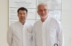Kooperieren für eine verbesserte Diagnostik zur Erkennung von Prostatakrebs: Die Chefärzte für Urologie und Radiologie, Dr. Hans-Jürgen Knopf (r.) und Arne Dallmann.