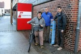 (v.l.): Museumsleiterin Christiane Hoffmann freut sich über die neue E-Bike-Ladesäule, die in Kooperation mit Stadtwerk-Geschäftsführer Torsten Fischer und Klimaschutzmanager Hans Fenkl aufgestellt wurde. © Stadt-Rheda-Wiedenbrück