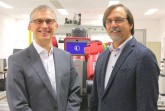 Prof. Dr. Günter Maier (l.) und Prof. Dr. Gregor Engels forschen dazu, wie sich die Digitalisierung positiv für Beschäftigte gestalten lässt. © Universität Bielefeld