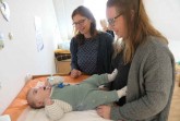 Der kleine Mats, sieben Monate alter Sohn von Laura Lichtsinn (r.), entwickelt sich prächtig. Davon konnte sich Familien-Kinderkrankenschwester Susanne Reinert in der Babysprechstunde auf der Rechten Weserseite, überzeugen.