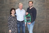 Die Plakette zeichnet das Hotel ab sofort als Partnerbetrieb der Regionalmarke aus: v.l.n.r. Hotelbetreiber Ute und Rainer Sievers sowie Heiko Böddeker von der Regionalmarke Kulturland.