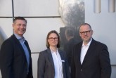 Willkommen der Willkommenslotsin: Jürgen Behlke (links), Leiter der IHK-Zweigstelle Paderborn + Höxter und Uwe Lammersmann, Prokurist der IHK-Akademie Ostwestfalen, begrüßen Cornelia Fanenbruck-Eickmeyer an ihrem neuen Arbeitsplatz in der IHK-Zweigstelle in Paderborn. Foto: IHK