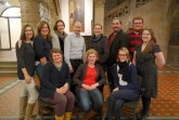 Der neue Jugendamtselternbeirat (JAEB) der Stadt Bielefeld zum Gruppenfoto im historischen Rathaus, wo die regelmäßigen Versammlungen stattfinden.