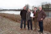 Haben eine Bewirtschaftung der Rietberger Teiche vereinbart, die naturschutzfachlichen Ansprüchen gerecht wird (von links): Bernhard Walter (Leiter Biologische Station Gütersloh/Bielefeld), Rita Rothenstein (Bezirksregierung Detmold), Carl Philipp Tenge-Rietberg und Hans-Georg Westermann (Leiter untere Naturschutzbehörde).