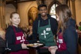 Die Bertelmann-Azubis Lisa Strothmann und Ranvir Singh-Rathore halfen am vergangenen Donnertag im Rahmen des Gemeinschaftsprojektes „Vesperkirche Gütersloh“ in der Martin-Luther-Kirche. © Jan Voth