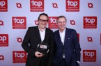 Bernd Konschak, Senior HR Manager Marketing bei Weidmüller (li.), und Frank Pellmann, Executive Vice President HR Management (re.), nahmen dankbar den Preis entgegen.
