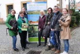 Freuen sich auf viele Wanderer am 7. April (von links): Sandra Wursthorn (Stadt Werther), Annegret Prell (Stadt Halle), Simon Block (Gemeinde Steinhagen), Tamara Kisker (Stadt Borgholzhausen), Martina Janßen (Stadt Versmold), Hartmut Lüker (Wanderführer), Christina Thüte (pro Wirtschaft GT)