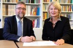 Mit einem Vertragswerk halten Schulleiter Martin Fugmann (links) und Präsidentin Prof. Dr. Ingeborg Schramm-Wölk die Kooperation zwischen ESG und FH fest.