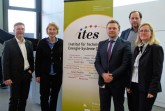 Bei der feierlichen Gründung des ITES (v.l.): Vizepräsident Prof. Dr. Christian Schröder, Präsidentin Prof. Dr. Ingeborg Schramm-Wölk, Prof. Dr.-Ing. Jens Haubrock (stellvertretender Leiter ITES), Dekan Prof. Dr.-Ing. Lothar Budde und Prof. Dr.-Ing. Eva Schwenzfeier-Hellkamp (Leiterin ITES).