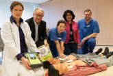 Präsentieren die neuen automatischen externen Defibrillatoren (v.l.): Dr. Wiebke Lubahn (Oberärztin in der Klinik für Innere Medizin I – Kardiologie), Prof. Dr. Heinrich Ditter (Vorstandsmitglied im Förderverein), Daniela Richter (Fachgesundheits- und Krankenpflegerin auf der Internistischen Intensivstation), Maria Unger (Vorsitzende des Fördervereins) und Luis Bonberg (Gesundheits- und Krankenpfleger auf der Operativen Intensivstation)