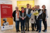 Ein Teil des Teams vom Kolping-Bezirk Wiedenbrück übergab kürzlich das 2000. Herzkissen an das Kooperative Brustzentrum Gütersloh (v.l.): Margret Lüers, Maria Steinberg, Dr. Johannes Middelanis (Sankt Elisabeth Hospital), Peter Johann-Vorderbrüggen, Dr. Wencke Ruhwedel (Klinikum Gütersloh), Martina Gausemeier, Gaby Rofallski und Helma Pohlmann.