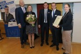 Geehrt: Christian Horlitz (2.v.r.) wurde aus den Händen von Jeannine Budelmann (r.) mit der goldenen Juniorennadel ausgezeichnet. WJ-Geschäftsführer Daniel Beermann (Mitte) hielt die Laudatio. Zu den Gratulanten gehörte, neben Heike Horlitz (2.v.l.), auch der Vorsitzende der Wirtschaftsjunioren Paderborn+Höxter, Christian Hake. Foto: Julika Kleibohm