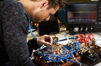 Bei der Arbeit an einem WBG-basierten Konverter im Labor.Foto:  Universität Paderborn, LEA