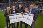 Über insgesamt 9.817,20 Euro von den Fans freuen sich (v.l.n.r.): Tina Pahl (Sentana Stiftung), Hans-Jürgen Laufer (DSC Arminia Bielefeld), Marco Strunk (Krombacher Brauerei), Sarah Toschka (Projekt „Fruchtalarm“) und Marcel Lossie (Projektinitiator „Fruchtalarm“).© DSC Arminia Bielefeld/Thomas F. Starke