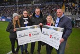 Über insgesamt 9.817,20 Euro von den Fans freuen sich (v.l.n.r.): Tina Pahl (Sentana Stiftung), Hans-Jürgen Laufer (DSC Arminia Bielefeld), Marco Strunk (Krombacher Brauerei), Sarah Toschka (Projekt „Fruchtalarm“) und Marcel Lossie (Projektinitiator „Fruchtalarm“).© DSC Arminia Bielefeld/Thomas F. Starke