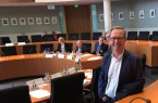 Burkhard Schmidt-Schönefeldt, Geschäftsführer von ruf Jugendreisen, vor der Sitzung des Tourismusausschusses im Deutschen Bundestag.Foto: DRV