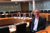 Burkhard Schmidt-Schönefeldt, Geschäftsführer von ruf Jugendreisen, vor der Sitzung des Tourismusausschusses im Deutschen Bundestag.Foto: DRV