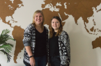 Botschafterinnen für eine Ausbildung zur Tourismuskauffrau: Sarah Klemme und Carolin Hens (v. l.)