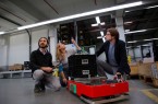 Die Navigation des Transportsystems erfolgt über die Deckenbeleuchtung. Dr. Alexandre Bousaid, Bianca Miene (beide OSRAM) und Tommy Falkowski (Fraunhofer IEM) diskutieren die Technologie.  Foto: Fraunhofer IEM