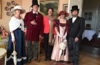 Schlossherrin Elisabeth v. Küster mit  filmischen Vorfahren der Familie bei der Eröffnung des neuen Museums auf Schloss Lomnitz. Foto: Ulrike Treziak