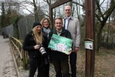 Vor  dem  alten 	Wolfsgehege	:  Sarah  Jonek  (Fotografin), 	Anja 
Ritschel (Erste Beigeordnete 	und Umweltdezernentin der Stadt 
Bielefeld), 	Herbert  Linnemann  (Tierparkleiter)	und  der  Stad	t-
wer ke - Geschäftsführer Rainer Müller.	Fot o: Yvonne Liebold