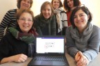 Vor dem Eingang an der Alsenstraße freut sich das Team vom Mädchentreff Bielefeld über das neue Logo,

von links nach rechts: Eike Bartheidel, Conny Beyer, Annika Schürmann, Necla Akbaba, Sibel Gören, Regina Puffer. (copyright Mädchentreff Bielefeld e.V.)