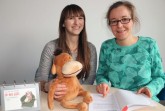 Wollen ihre Angebote für Studierende künftig koordinieren: v. l. Cornelia Raetze und Prof. Dr. Katrin B. Klingsieck. Bei einigen Angeboten spielt auch der „Belohungs-Affe“ eine wichtige Rolle.Foto : Universität Paderborn, Heiko Appelbaum