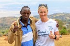 Tanja Neumeier trifft den Osterlauf-Sieger 2018 Emmanuel Kiprono. Er ist die 10km Distanz in Weltjahresbestzeit mit unglaublichen 27:26 min. gelaufen. Foto: Norbert Wilhelmi