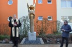 Freuen sich über den Engel am Eingang des St. Vincenz Hospitals in Brakel: Pfarrer 
Wilhelm Koch und Künstler Wladimir Zlatkov. 
Ansprechpartner für Rückfragen:	Herausgeber:
Geschäftsführung	Katholisc
