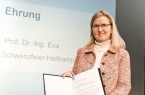 Prof. Dr.-Ing. Eva Schwenzfeier-Hellkamp, langjähriges Vereinsmitglied und von 2014 bis 2017 Vorsitzende, ist für ihre Verdienste um den VDI OWL geehrt worden.